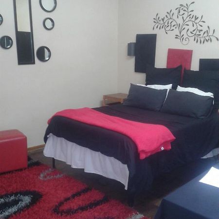 Larona Inn Mafikeng Buitenkant foto
