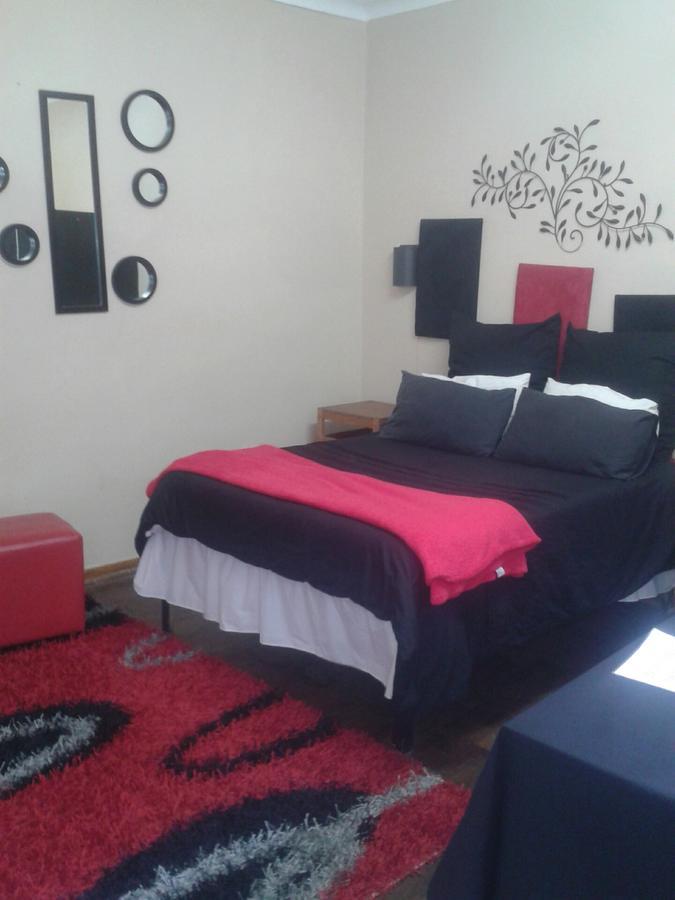 Larona Inn Mafikeng Buitenkant foto