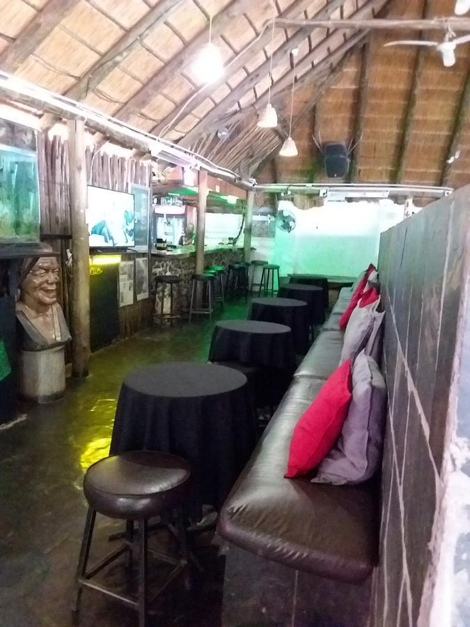Larona Inn Mafikeng Buitenkant foto