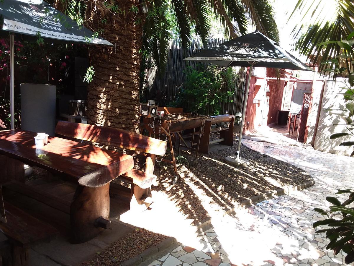 Larona Inn Mafikeng Buitenkant foto