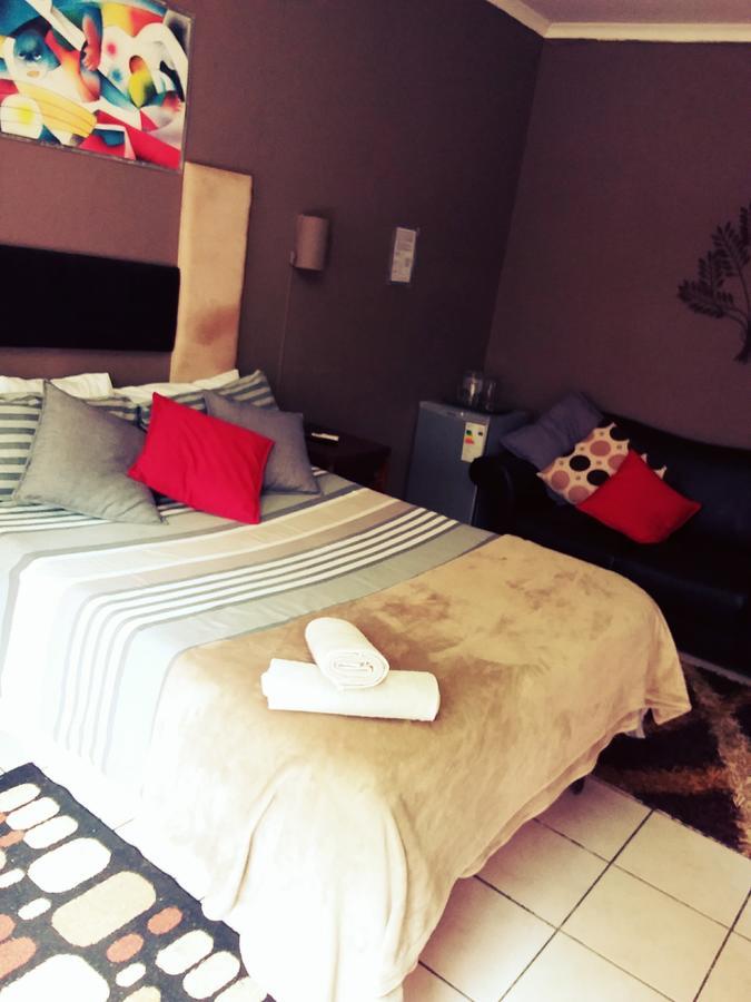 Larona Inn Mafikeng Buitenkant foto