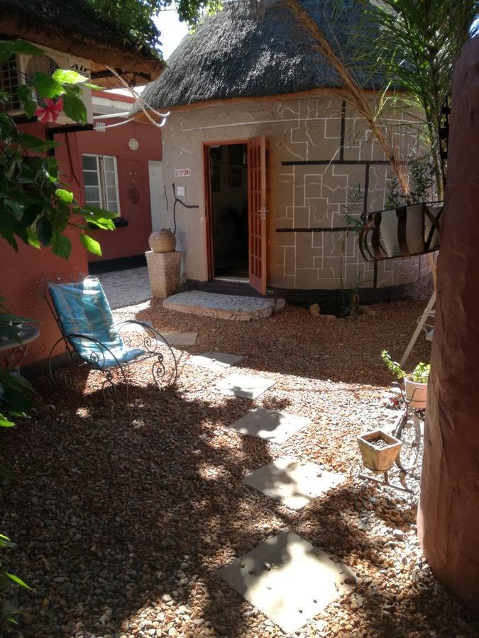 Larona Inn Mafikeng Buitenkant foto