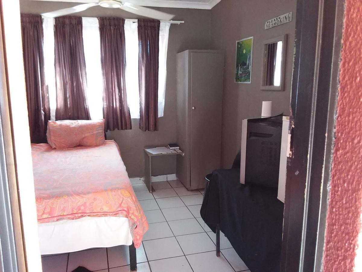 Larona Inn Mafikeng Buitenkant foto