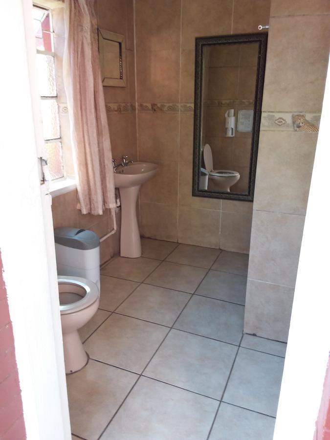 Larona Inn Mafikeng Buitenkant foto