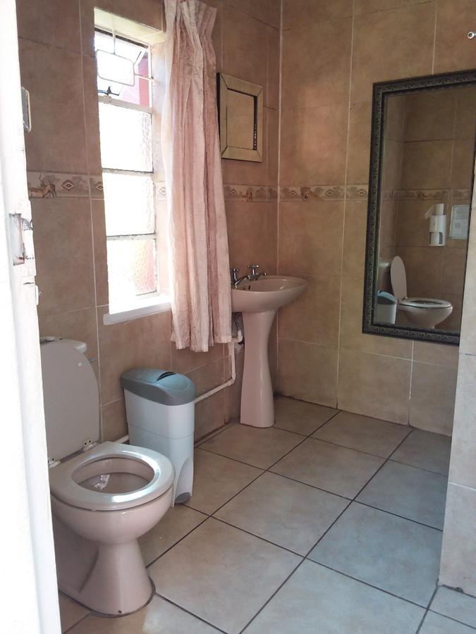 Larona Inn Mafikeng Buitenkant foto